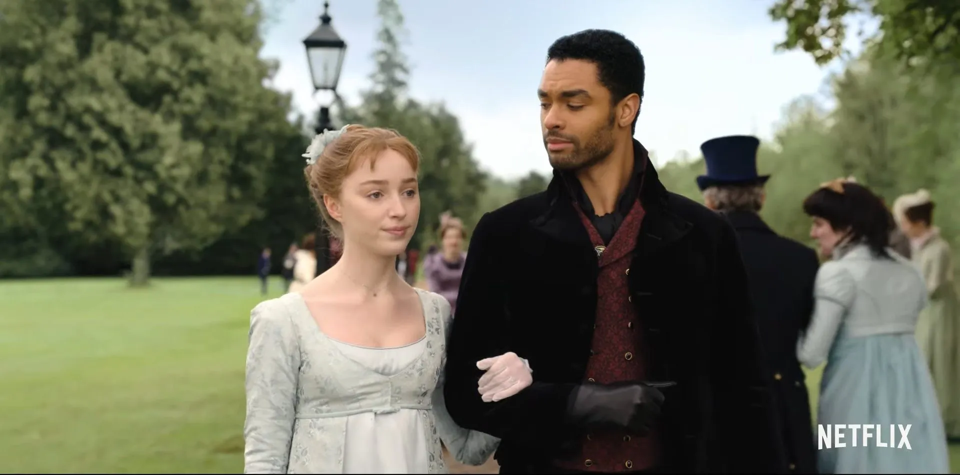 daphne and simon walking bridgerton season 1